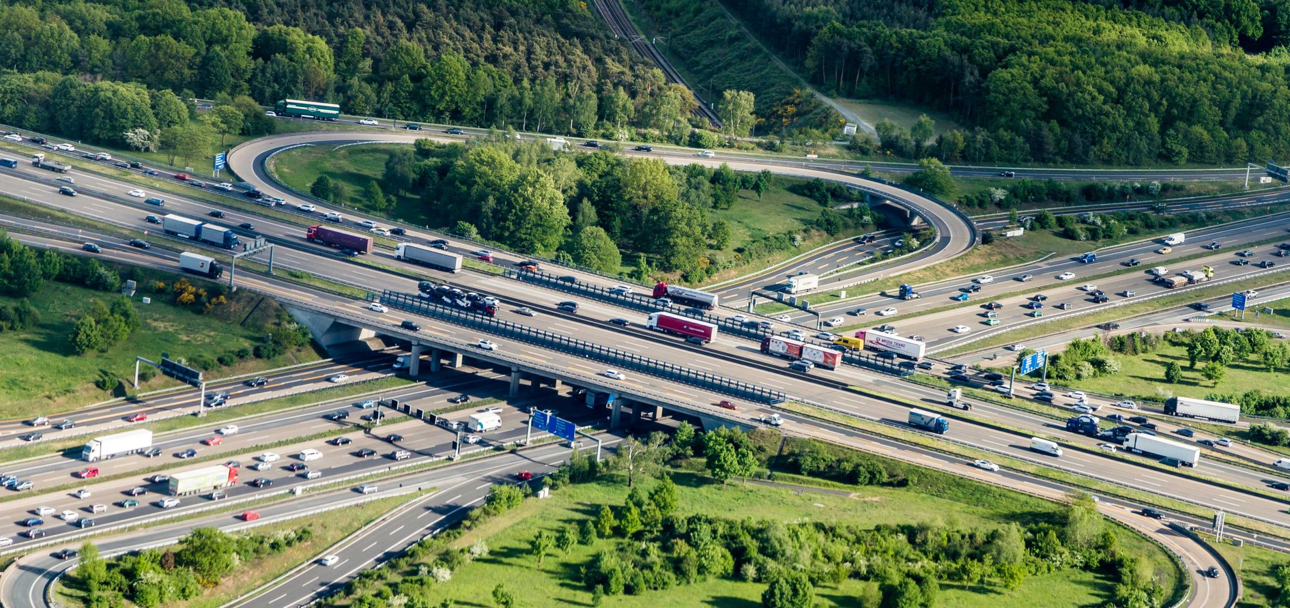 Luchtfoto van snelweg met vrachtverkeer