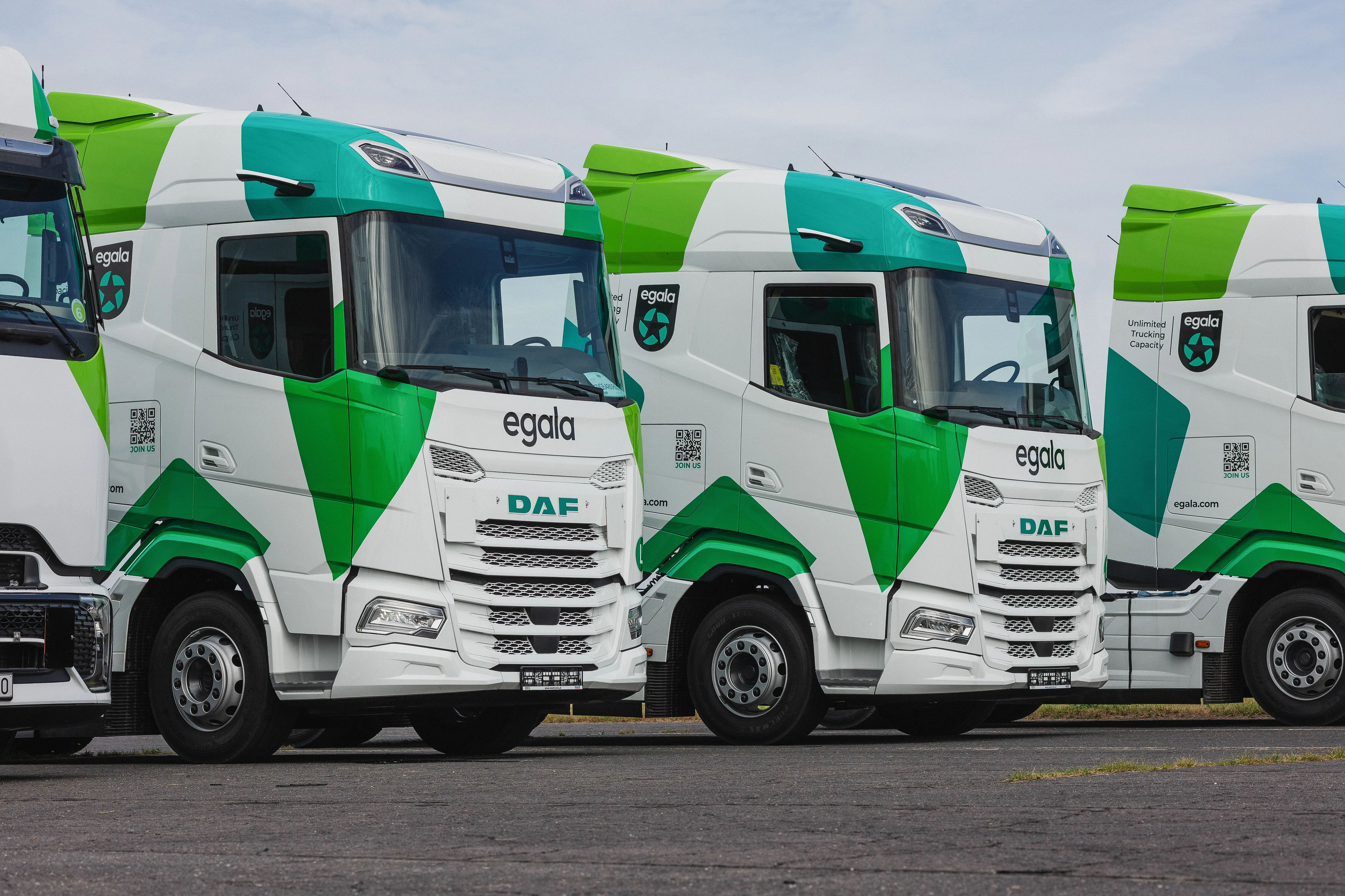Vloot vrachtwagens bij logistiek centrum
